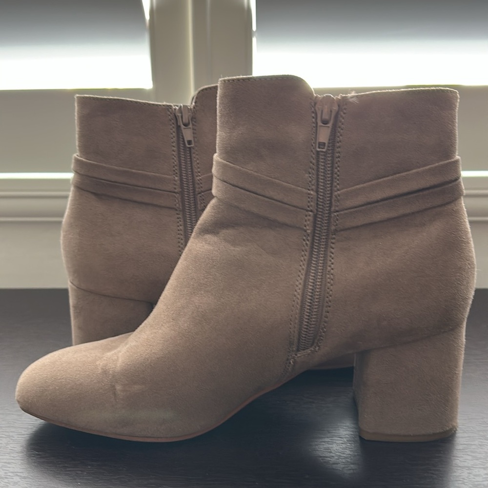 Kelly & Katie tan suede like ankle boot / bootie with bows - Picture 6 of 9
